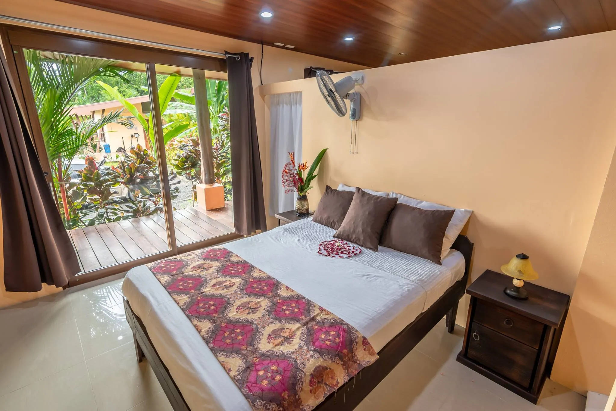 Aunty Arenal Lodge Presentation
