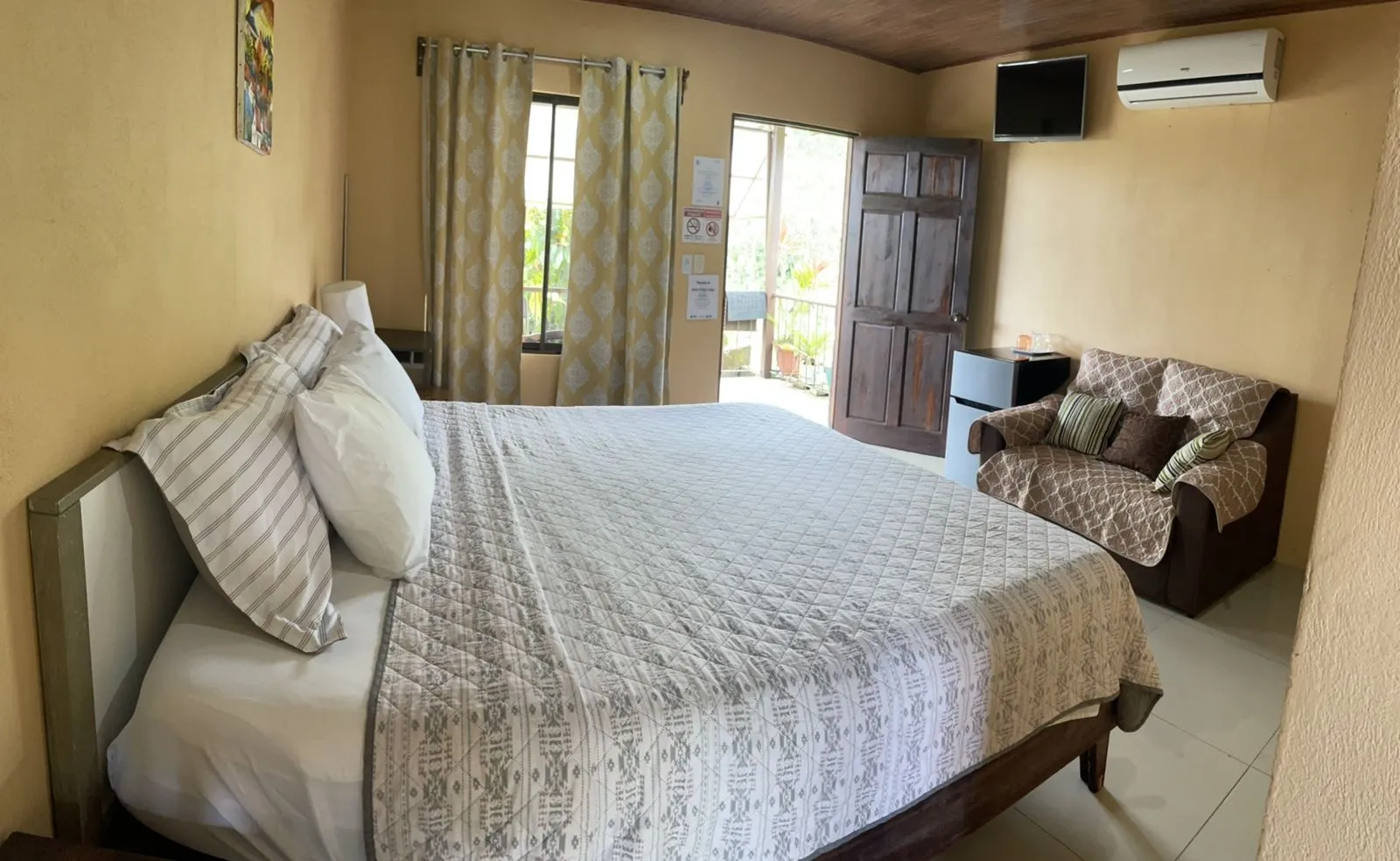 Aunty Arenal Lodge Presentation